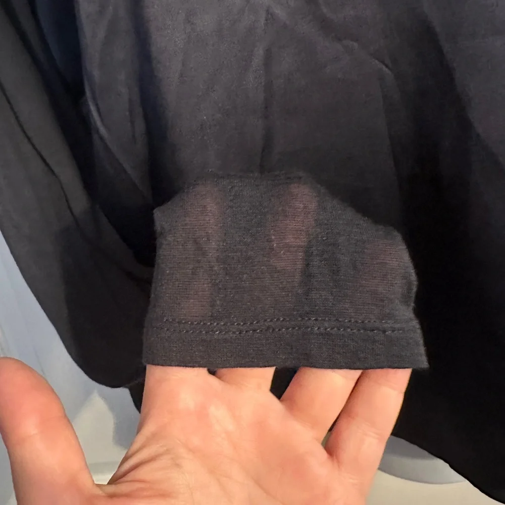 Vince long sleeve. Silk front, modal/cashmere back and sleeves. Navy size small - Picture 3 of 10